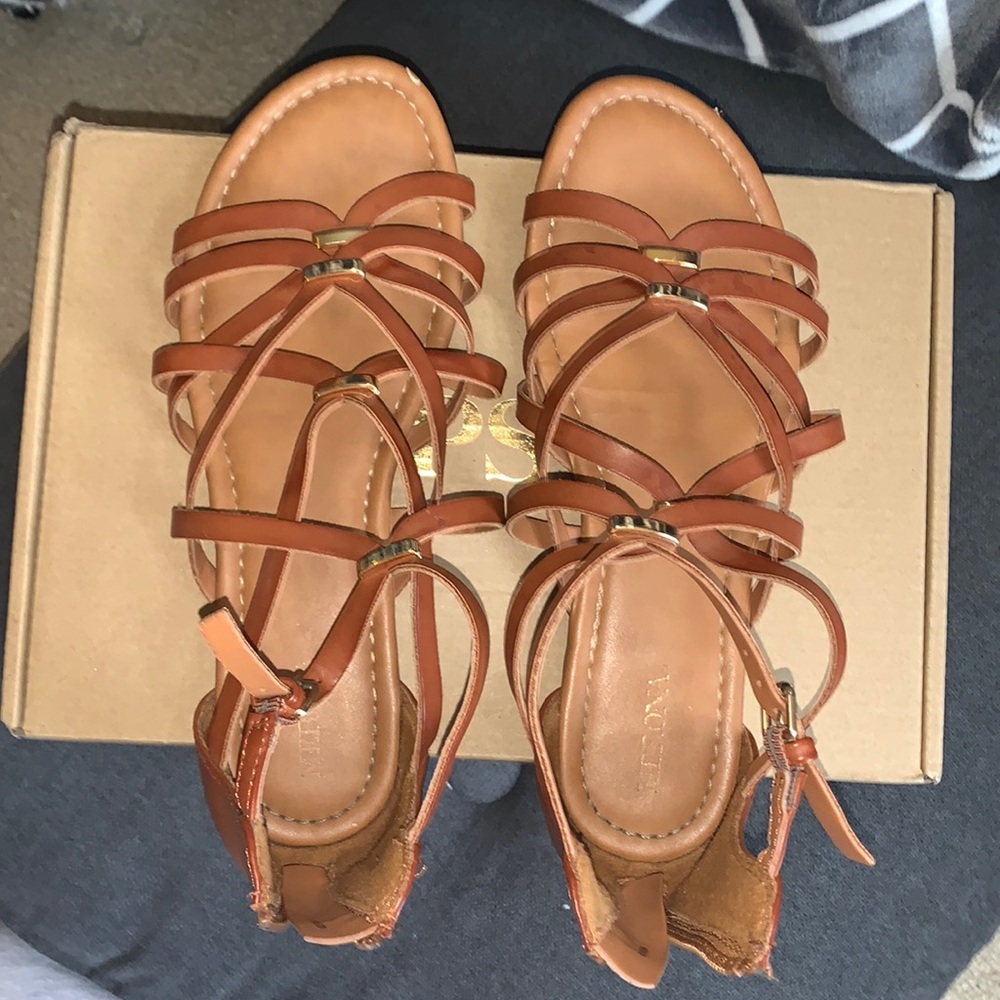 brown strappy sandals with gold accents 🤎